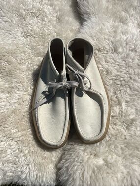 Women’s Wallabee Cup Clarks Cream/White Leather Boots